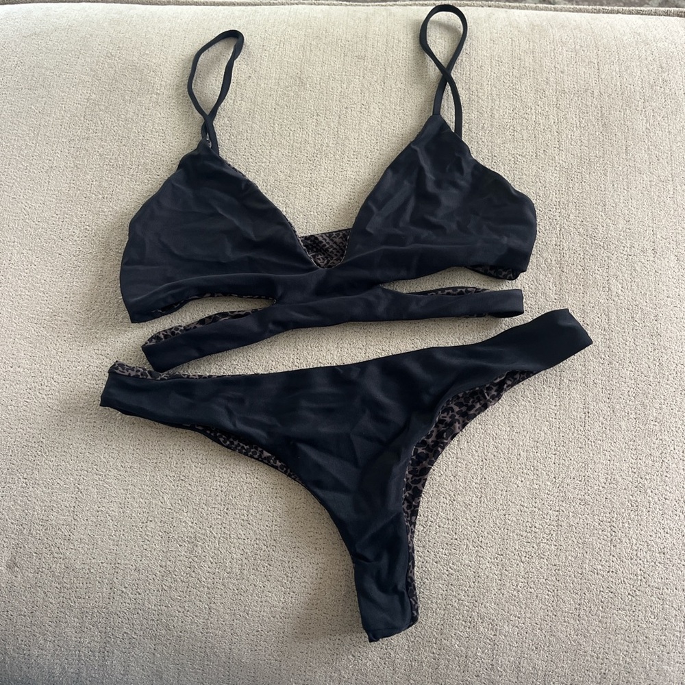 Black acacia swim set